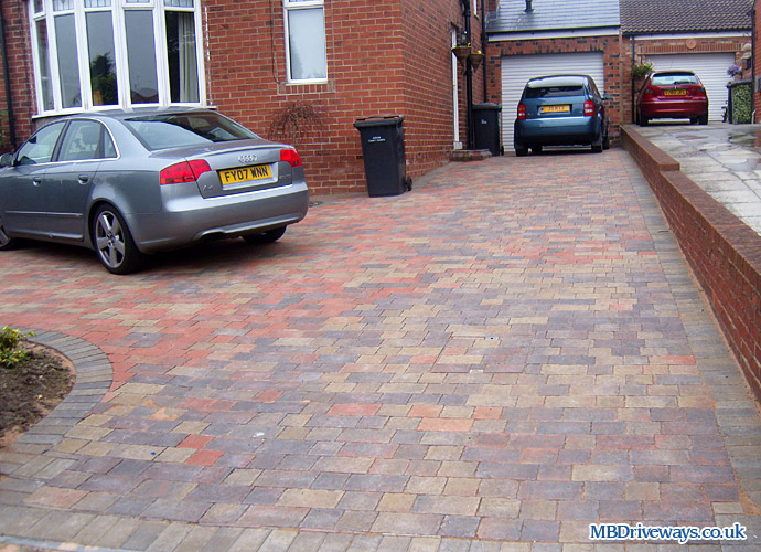 driveway, block paving, edging, thomas armstrong, permeable, recessed, manhole cover, college set