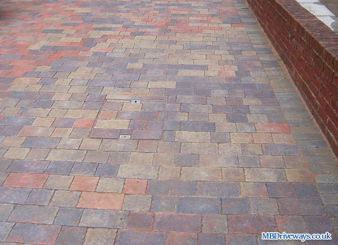 driveway, block paving, edging, thomas armstrong, permeable, recessed, manhole cover, college set